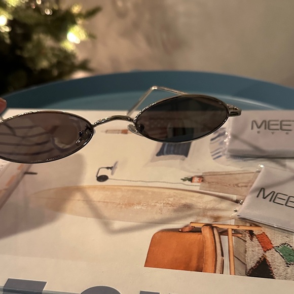 90s Small Oval Sunglasses - Picture 5 of 6